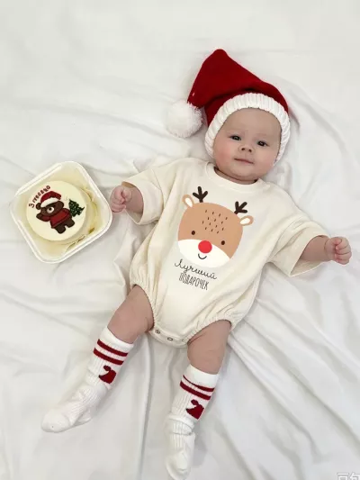 Reindeer Face Christmas Baby Bodysuit, лучший подарочек Cyrillic Print, Cream Short Sleeve Holiday Outfit, Santa Hat Deer Design for Baby
