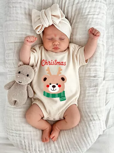 Christmas Bear with Reindeer Antlers Bodysuit, Cream Short Sleeve Baby Outfit, Holiday Graphic Bodysuit for Baby, Festive Christmas Baby Clothes
